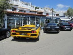Concentració de cotxes esportius d'alta gama al Port de Sitges-Aiguadolç
